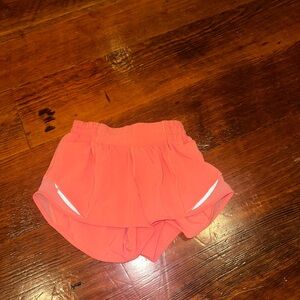 Lululemon hotty hot 2.5 inch coral shorts